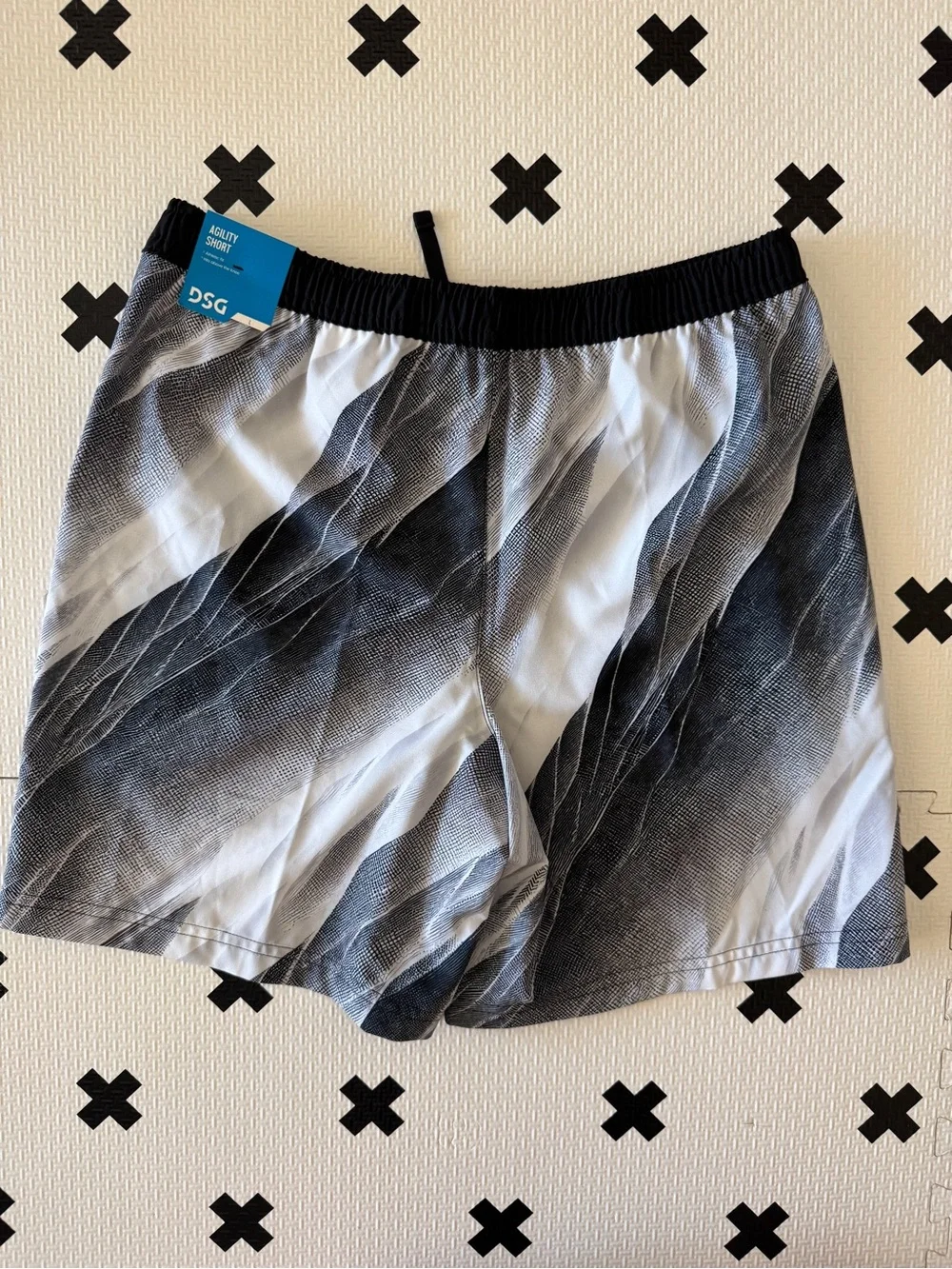 DSG boys agility shorts in Black & White size L NWT